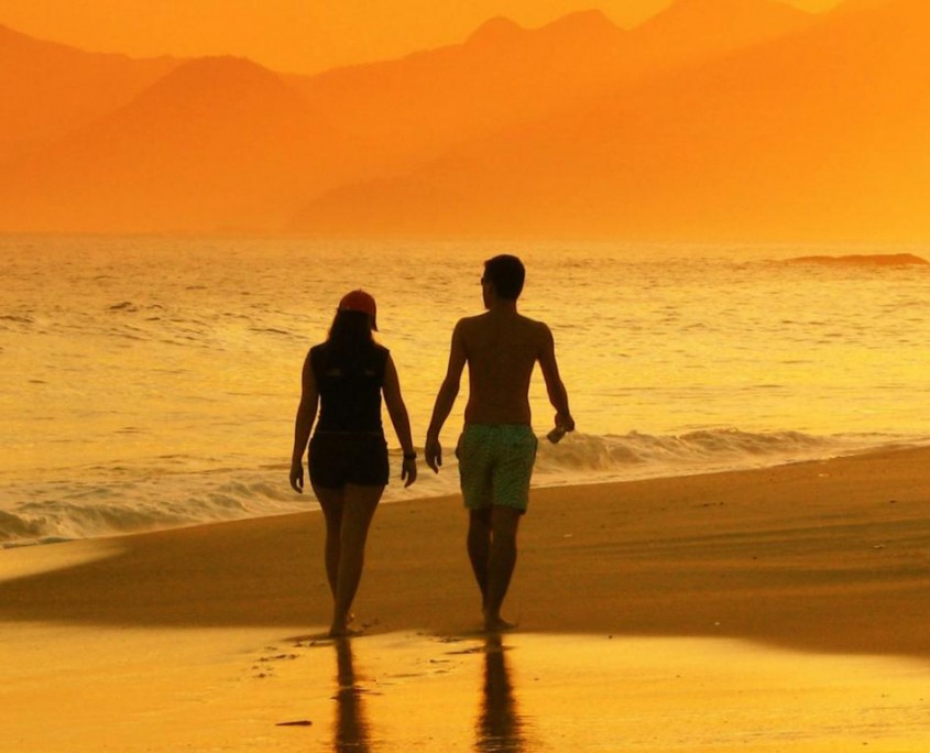 Lover-romantic-beach-walk-wallpapers-download